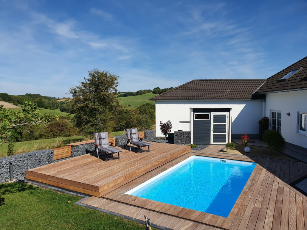 Dafne in weiß/azur mit Ecktreppe