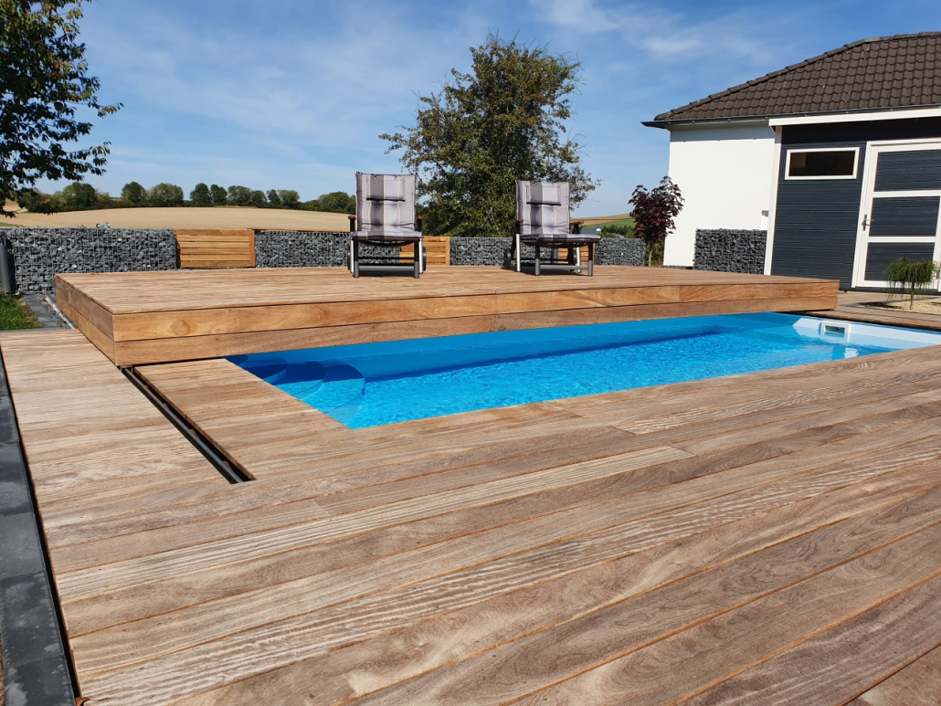 Dafne in weiß/azur mit Ecktreppe