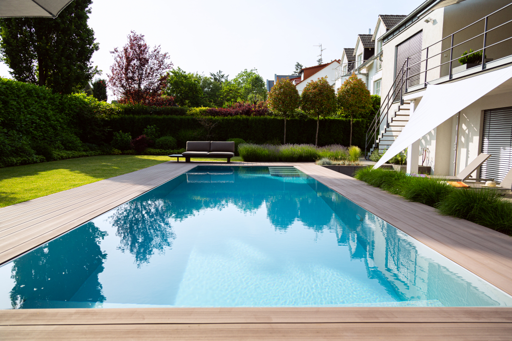 Dafne in grau mit Überlaufrinne und schmaler Treppe