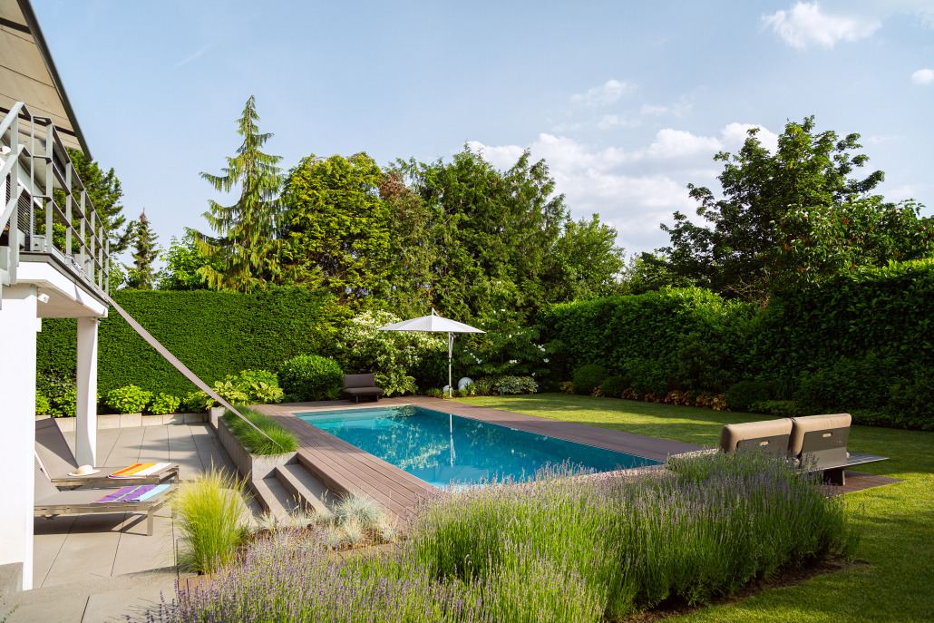 Dafne in grau mit Überlaufrinne und schmaler Treppe