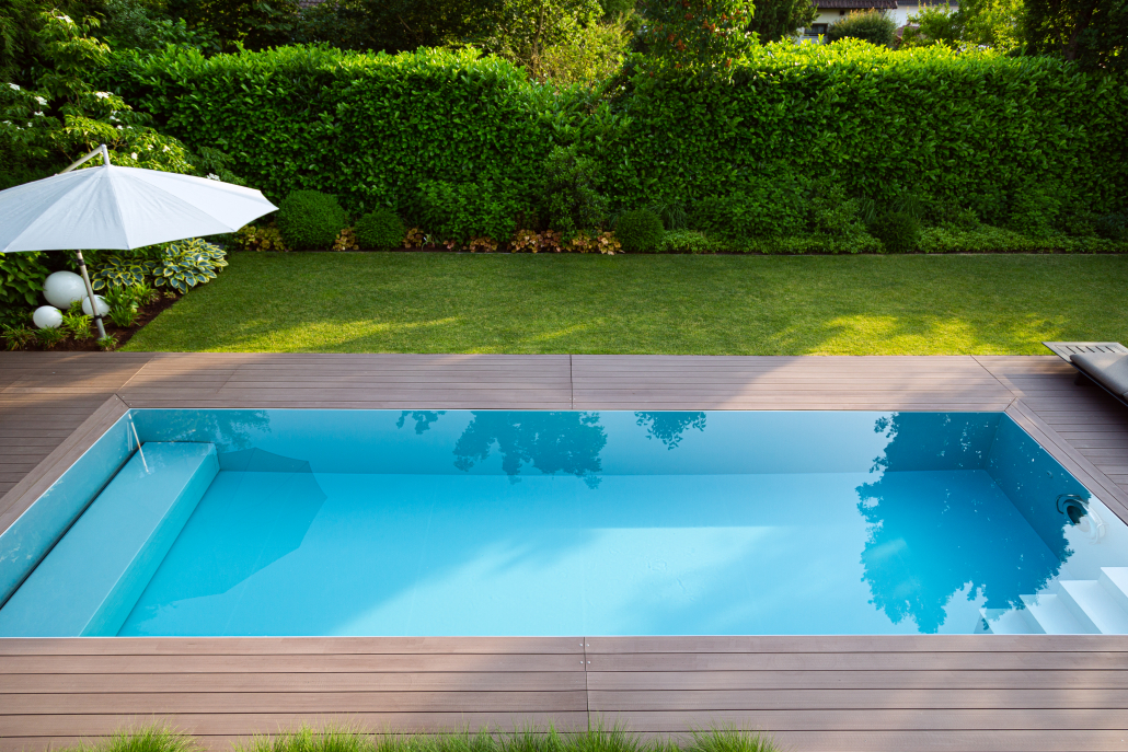 Dafne in grau mit Überlaufrinne und schmaler Treppe