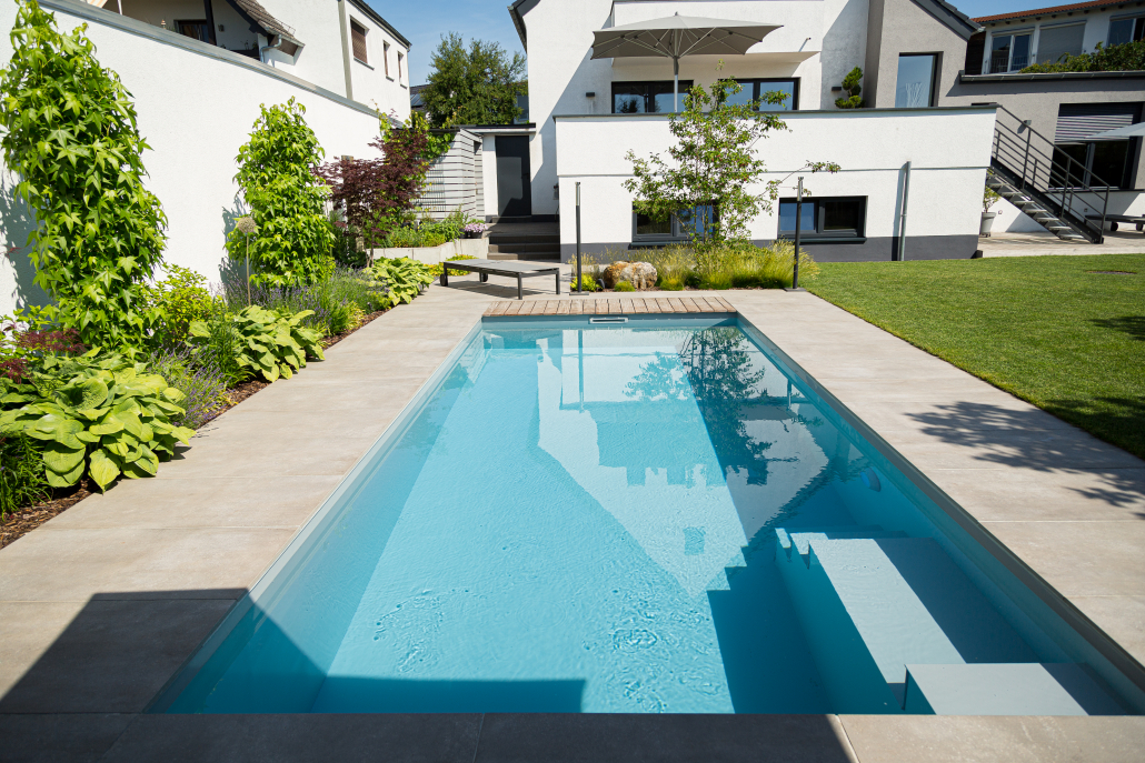 Dafne in grau mit schmaler Treppe und Sitzbank