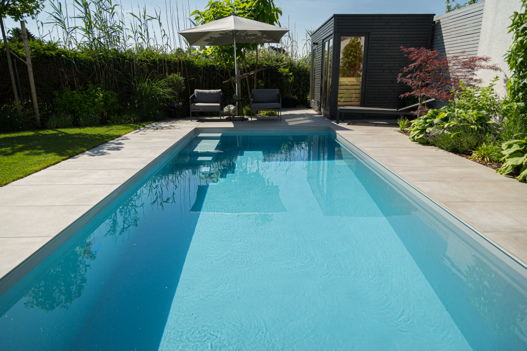 Dafne in grau mit schmaler Treppe und Sitzbank