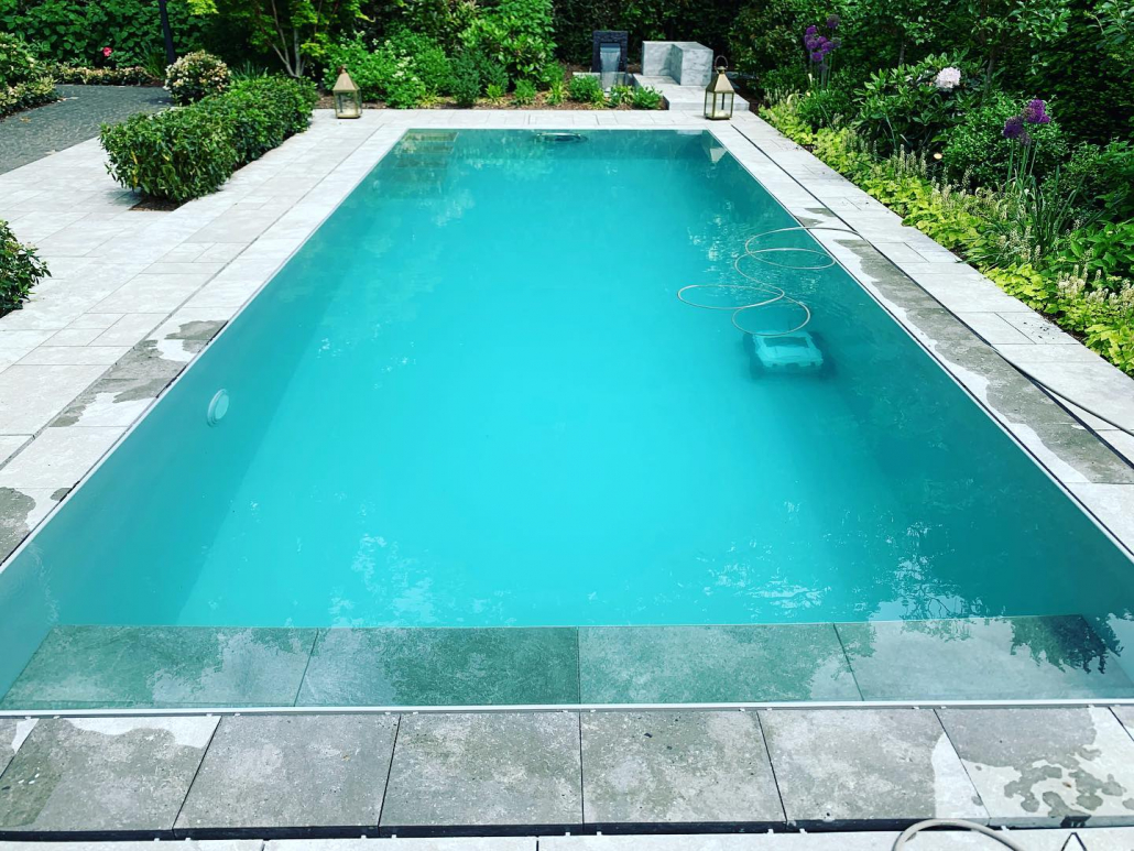 Dafne in grau mit Überlaufrinne und schmaler Treppe