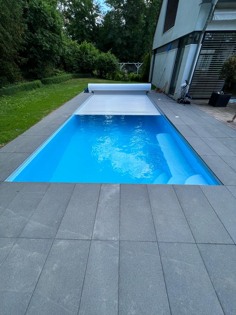 Dafne in azur mit Ecktreppe und großer Sitzbank