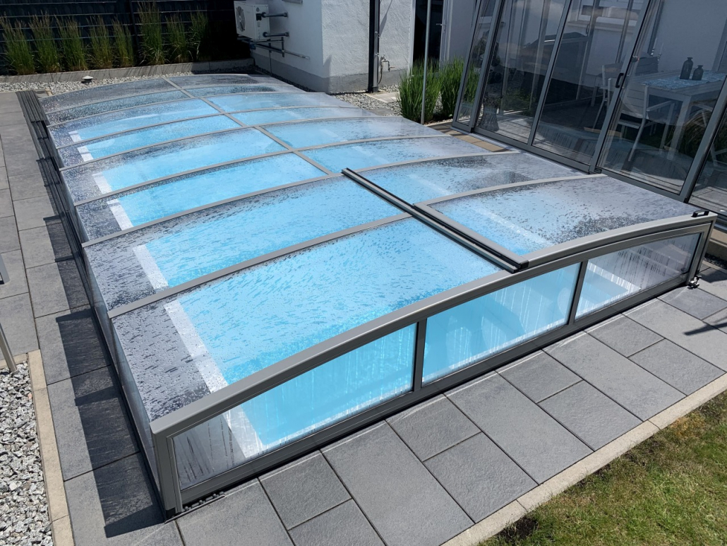 Dafne in weiß mit Ecktreppe und großer Sitzbank