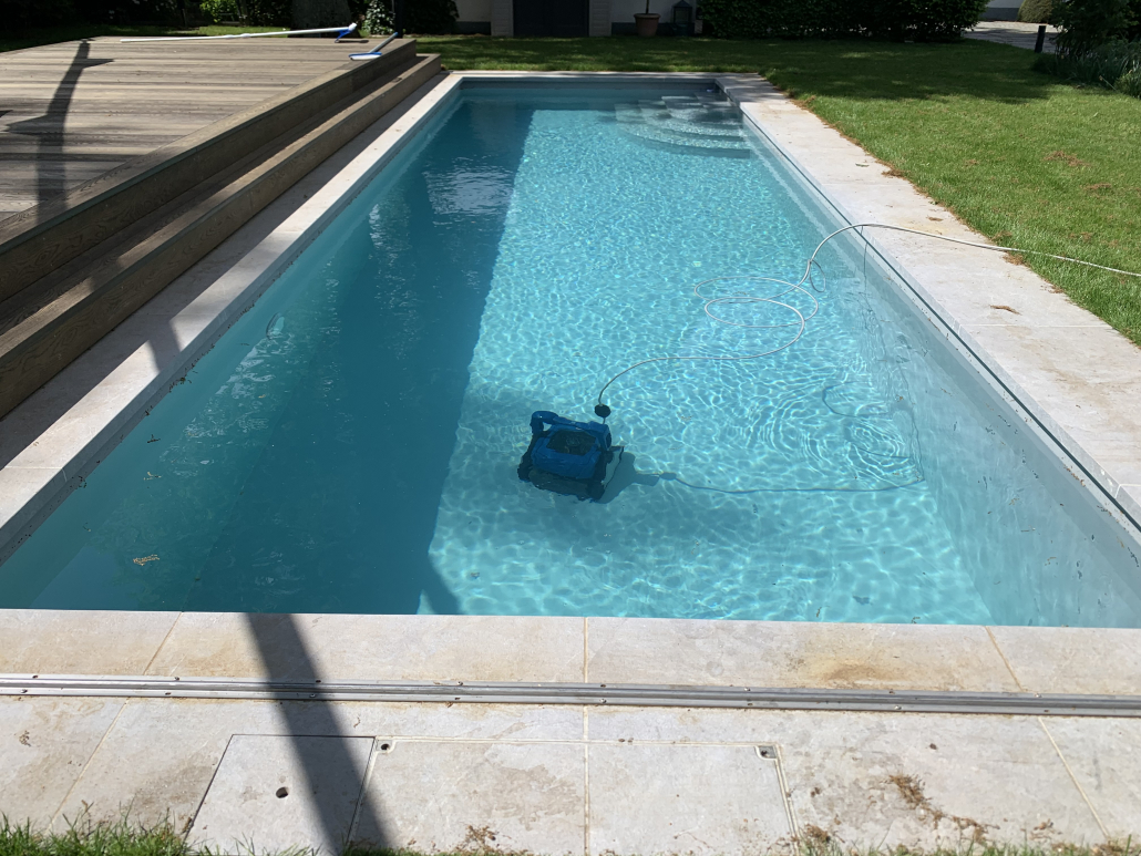 Dafne in grau mit schmaler Treppe und Sitzbank