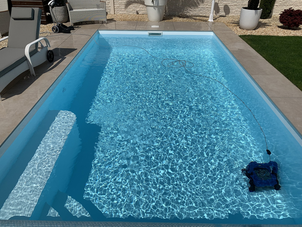 Dafne in weiß mit Ecktreppe und großer Sitzbank