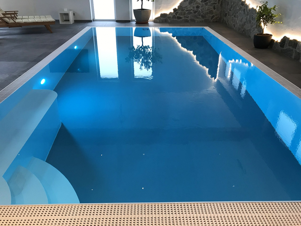 Dafne in weiß/grau mit Überlaufrinne und Ecktreppe mit großer Sitzbank