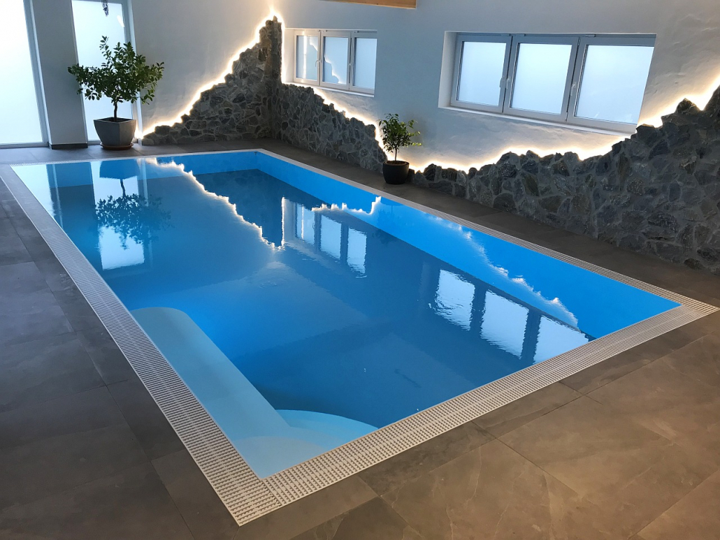 Dafne in weiß/grau mit Überlaufrinne und Ecktreppe mit großer Sitzbank