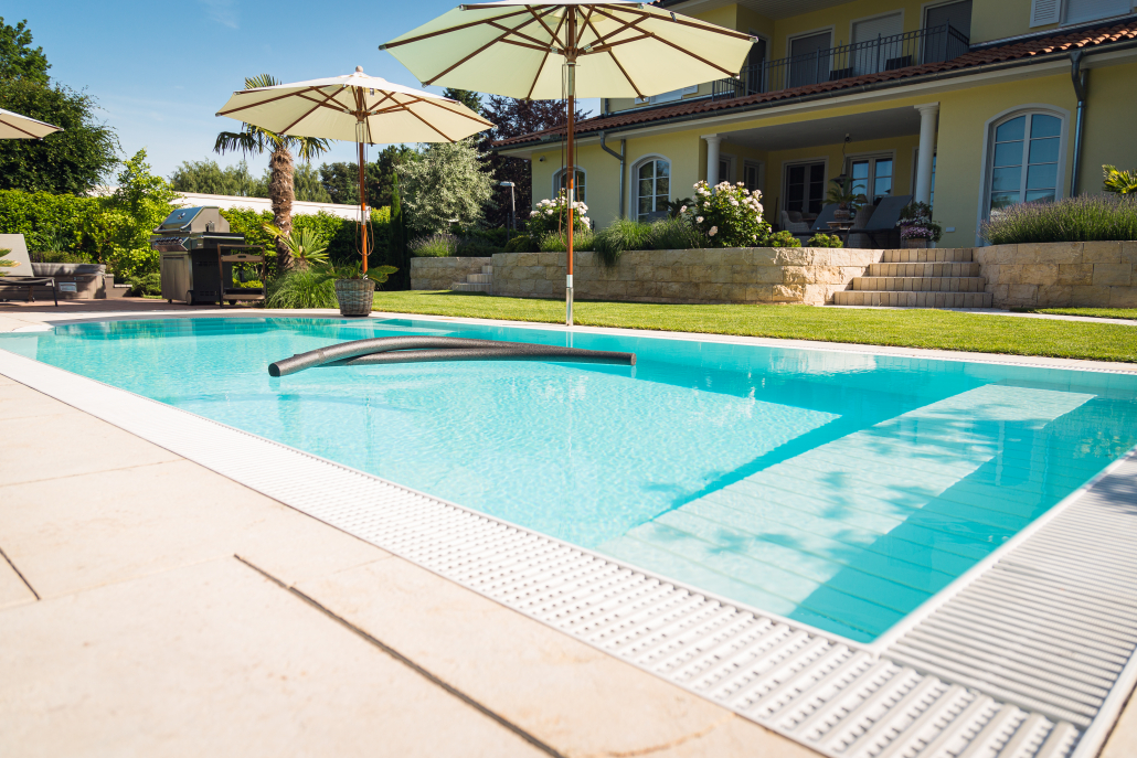 Hera in weiß mit Überlaufrinne