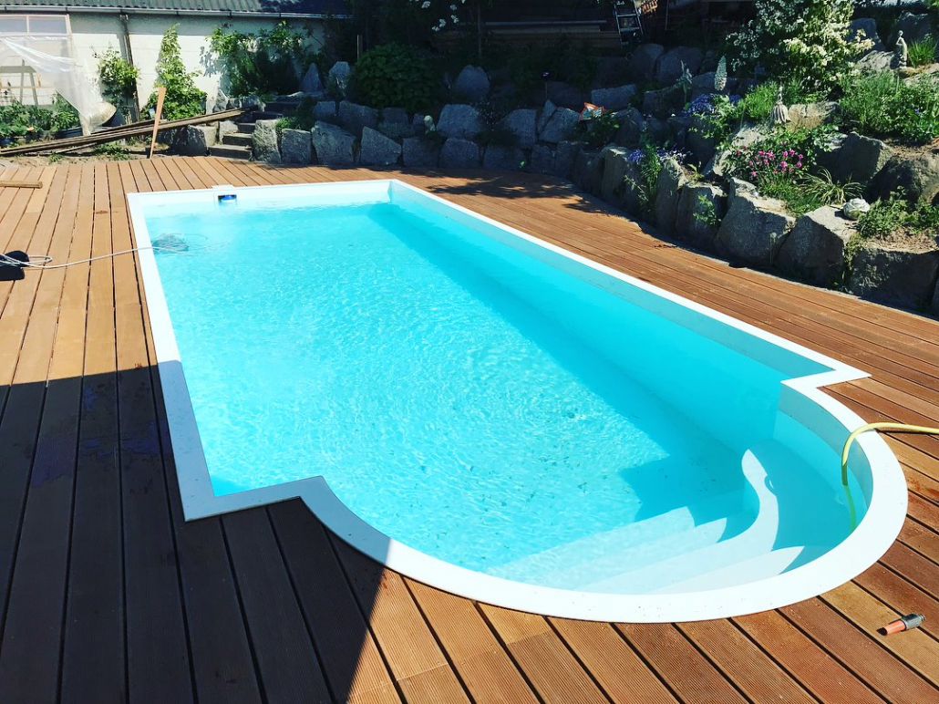 Hera in weiß mit zwei Sitzecken