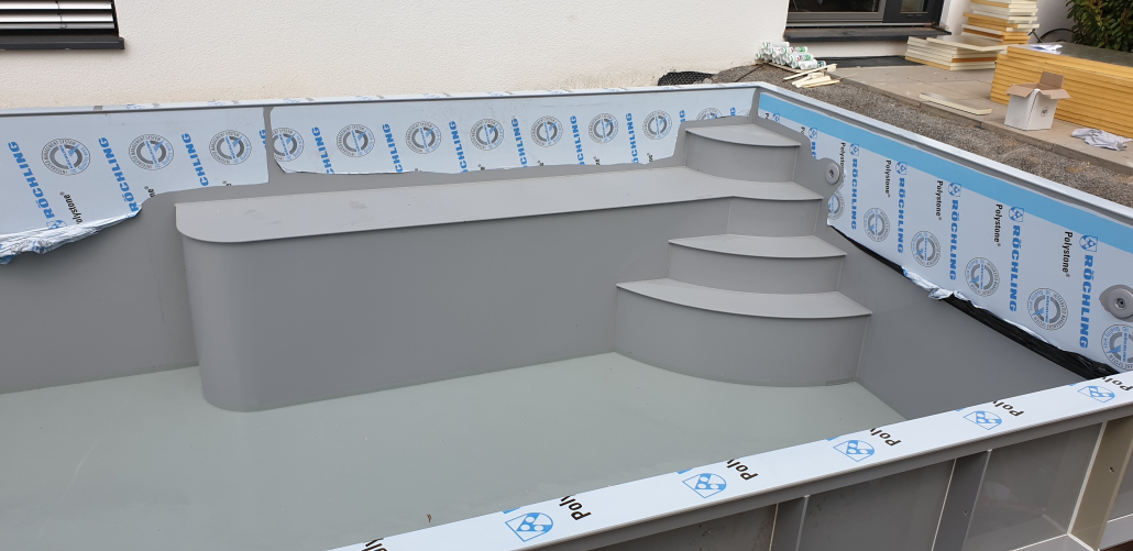 Ecktreppe mit langer Sitzbank