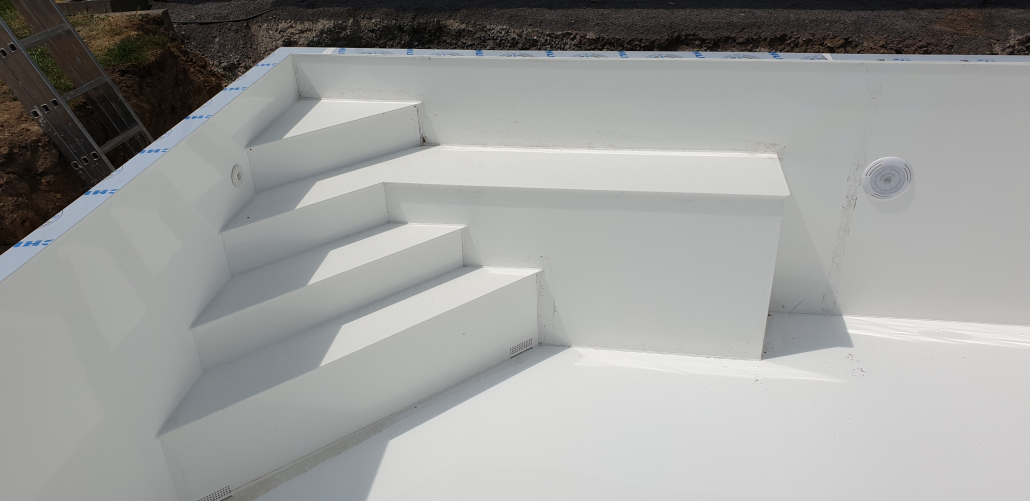 Schräge Ecktreppe mit Sitzbank