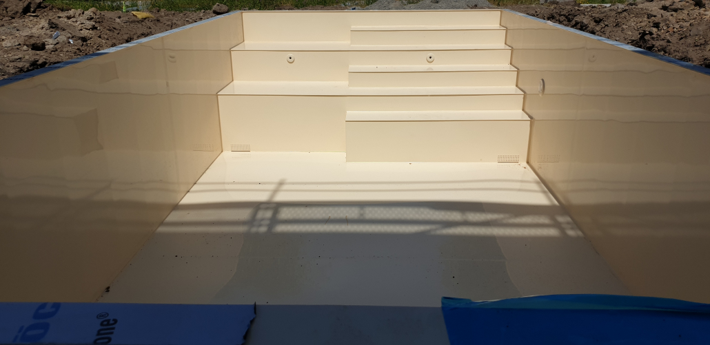 Durchgehende Treppe mit zweifacher Sitzbank