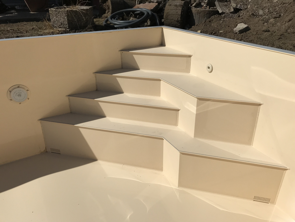 Schräge Ecktreppe mit zweifacher Sitzbank