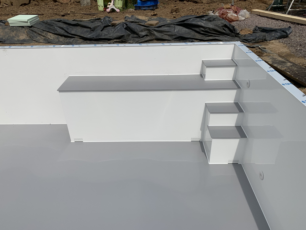 Schmale Treppe mit langer Sitzbank