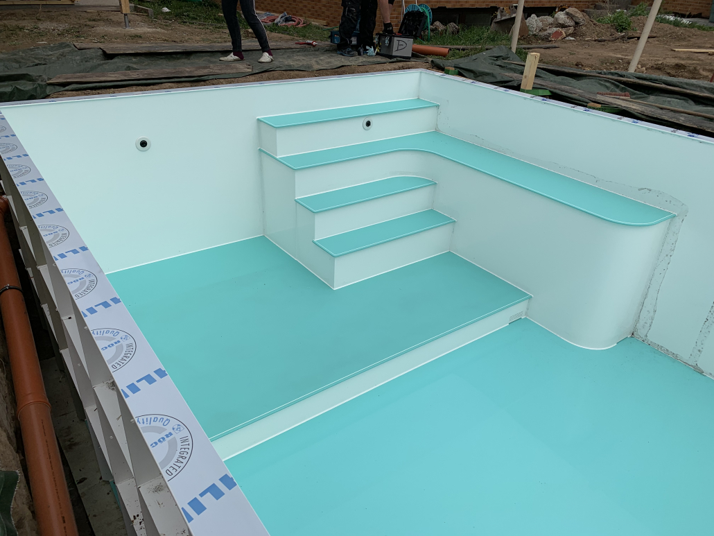 Ecktreppe mit Sitzbank und erhöhter Boden