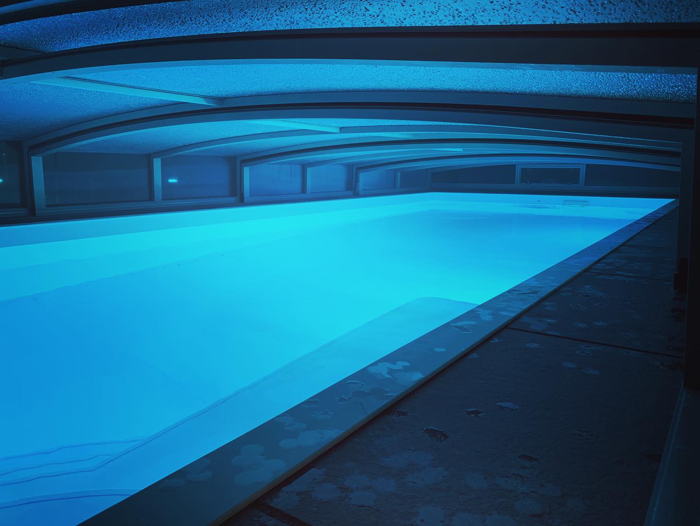 Schiebehalle bei Nacht