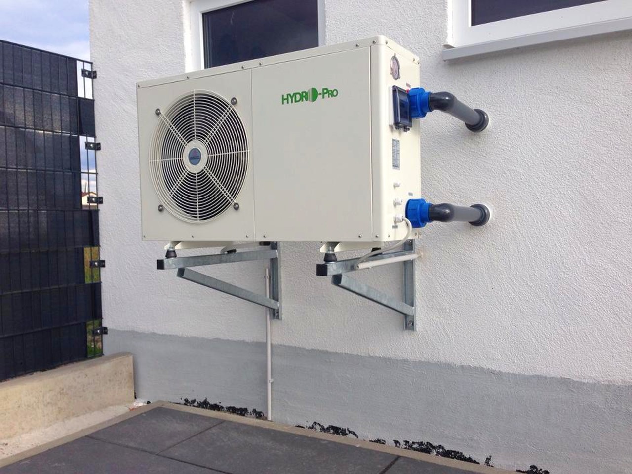 Wärmepumpe mit 13kW Leistung auf Wandgestell montiert