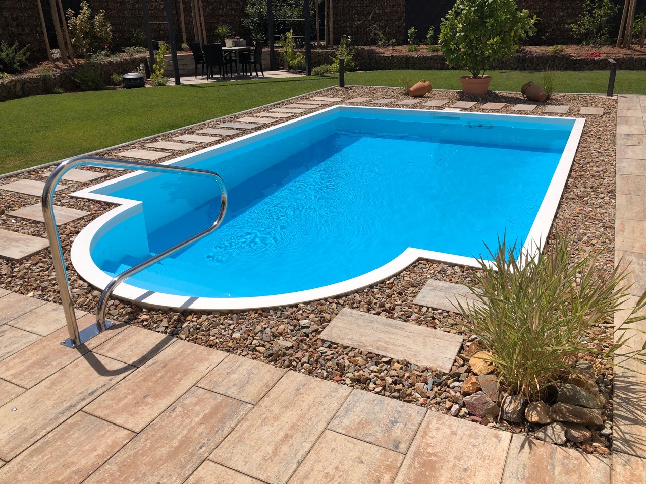 Beckenfarbe weiss und Boden blau