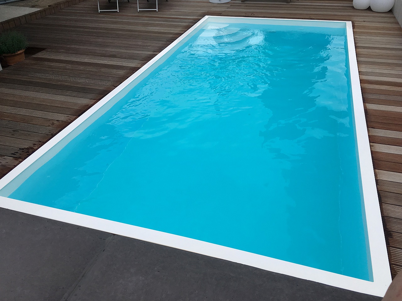 Beckenfarbe weiss und Boden blau