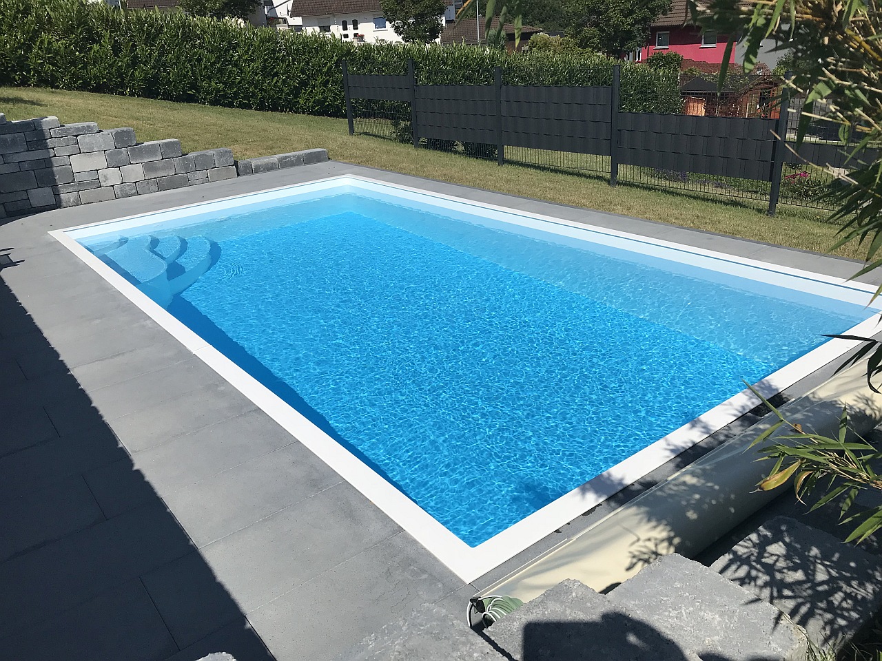 Becken weiss und Boden blau