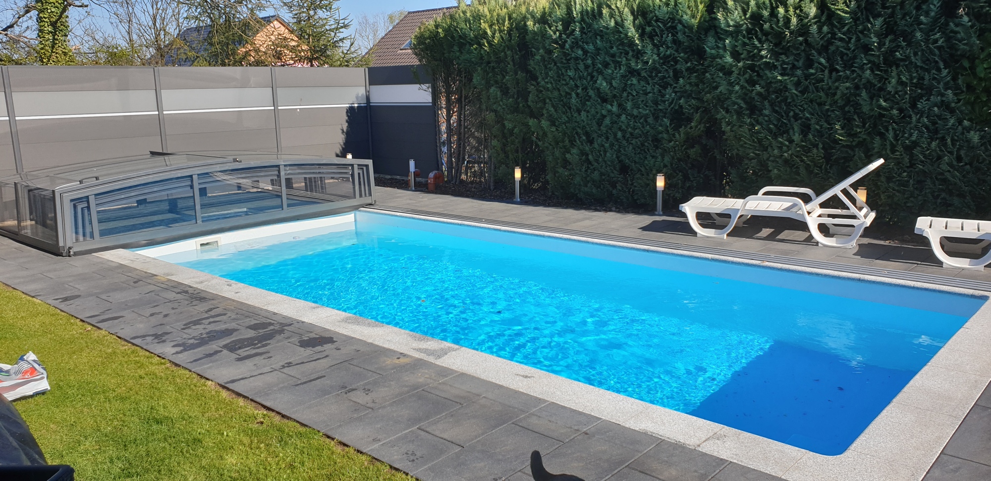 Becken weiss und Boden blau